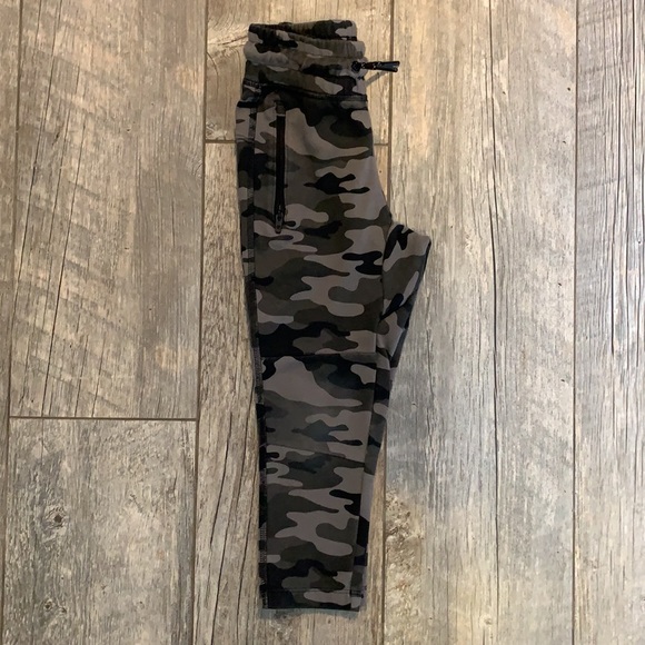 GapFit Tech Kids Joggers - black camo - Picture 2 of 4